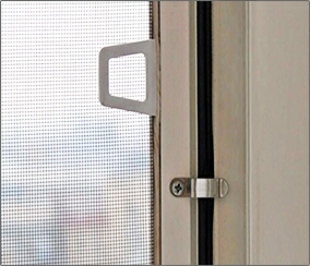 поворотные крючки на которые крепится москитная сетка с внутренней стороны окна