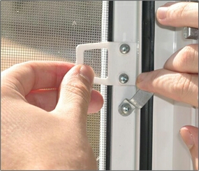 поворотные крючки на которые крепится москитная сетка с внутренней стороны окна